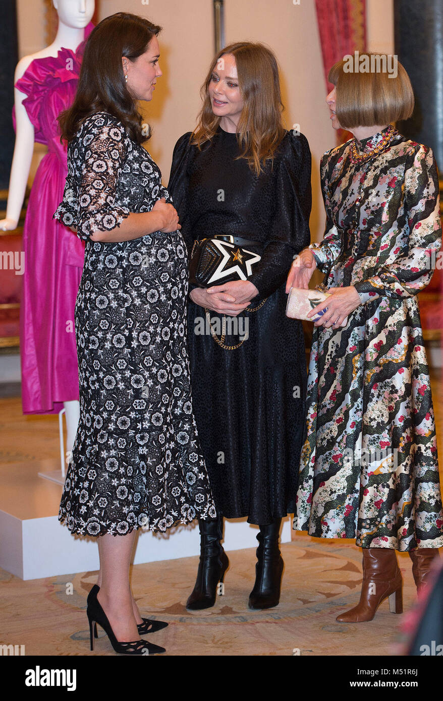 Die Herzogin von Cambridge mit der Designerin Stella McCartney (Mitte) und Conde Nast Künstlerischer Leiter Anna Wintour (rechts) bei einem Empfang des Commonwealth Mode Exchange am Buckingham Palace in London zu feiern. Stockfoto