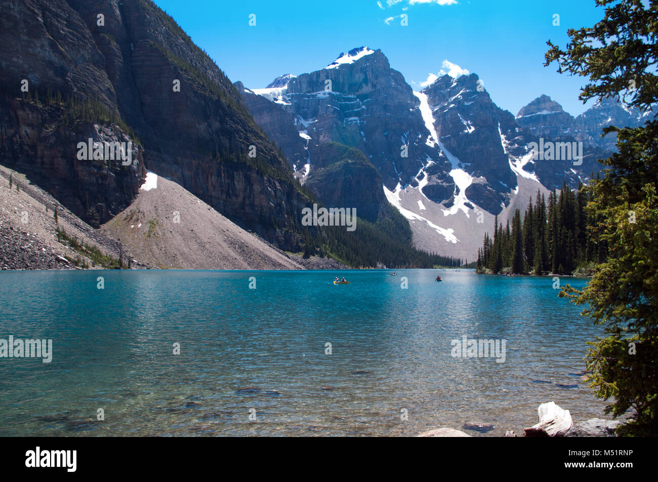 Moraine Lake mit Menschen in Kanus Stockfoto