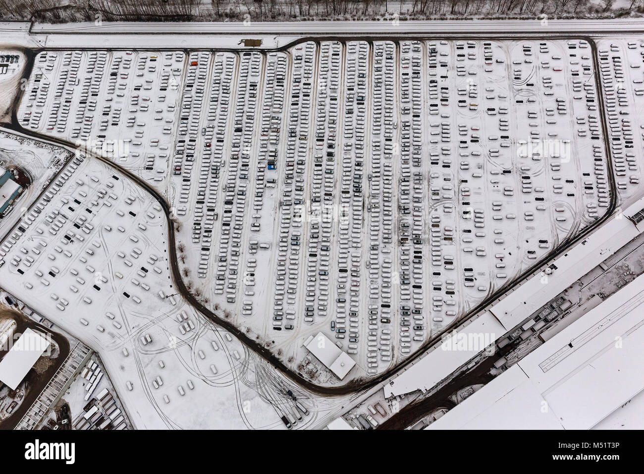 Luftaufnahme, Helf Automobil-Logistik GmbH, Katernberg, Parkplätze, neues Auto Zwischenlagerung, Auto dump, neue Fahrzeuge im Schnee, Essen, Ruhr ar Stockfoto