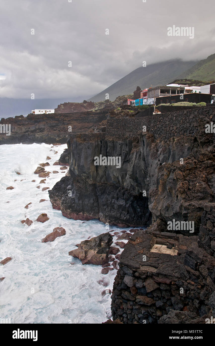 Wasserbrunnen von Heilwässern am Meer in Pozo de la Salud (Sabinosa, Insel El Hierro, Kanarische Inseln, Atlantik, Spanien) Stockfoto