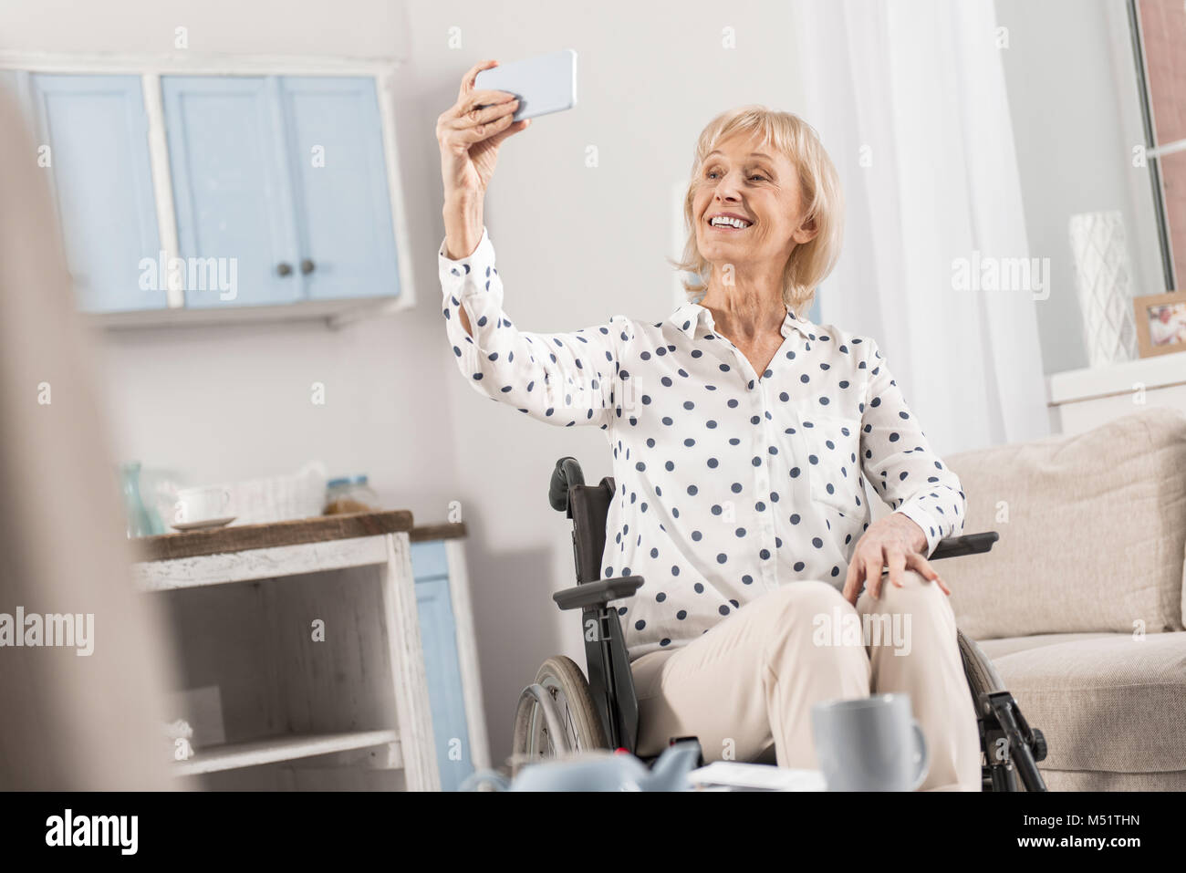Behinderte, reife Frau, die selfie Stockfoto