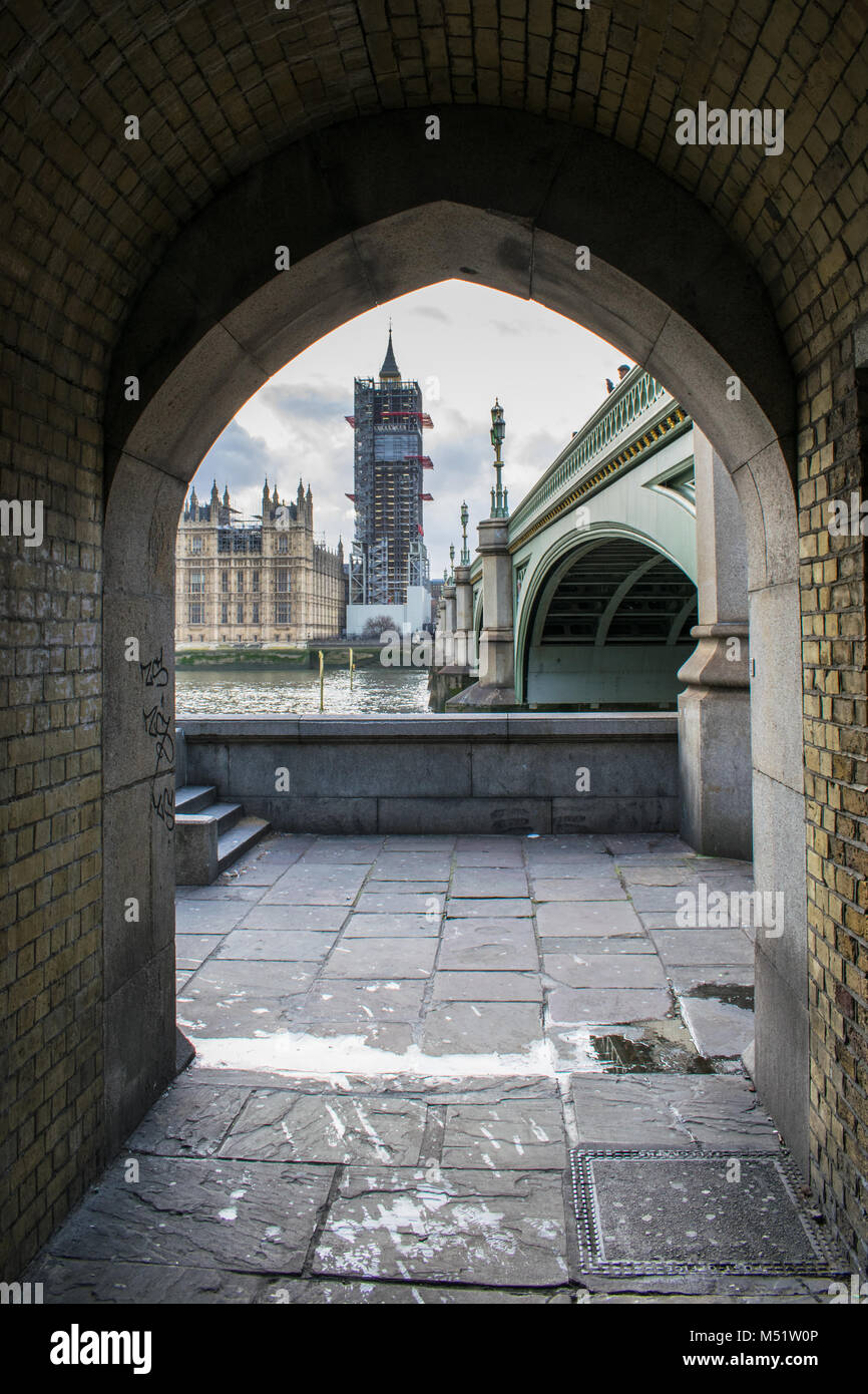 Mit Blick auf, London Big Ben und Westminster Bridge von einem Fußgänger-Eingang Stockfoto