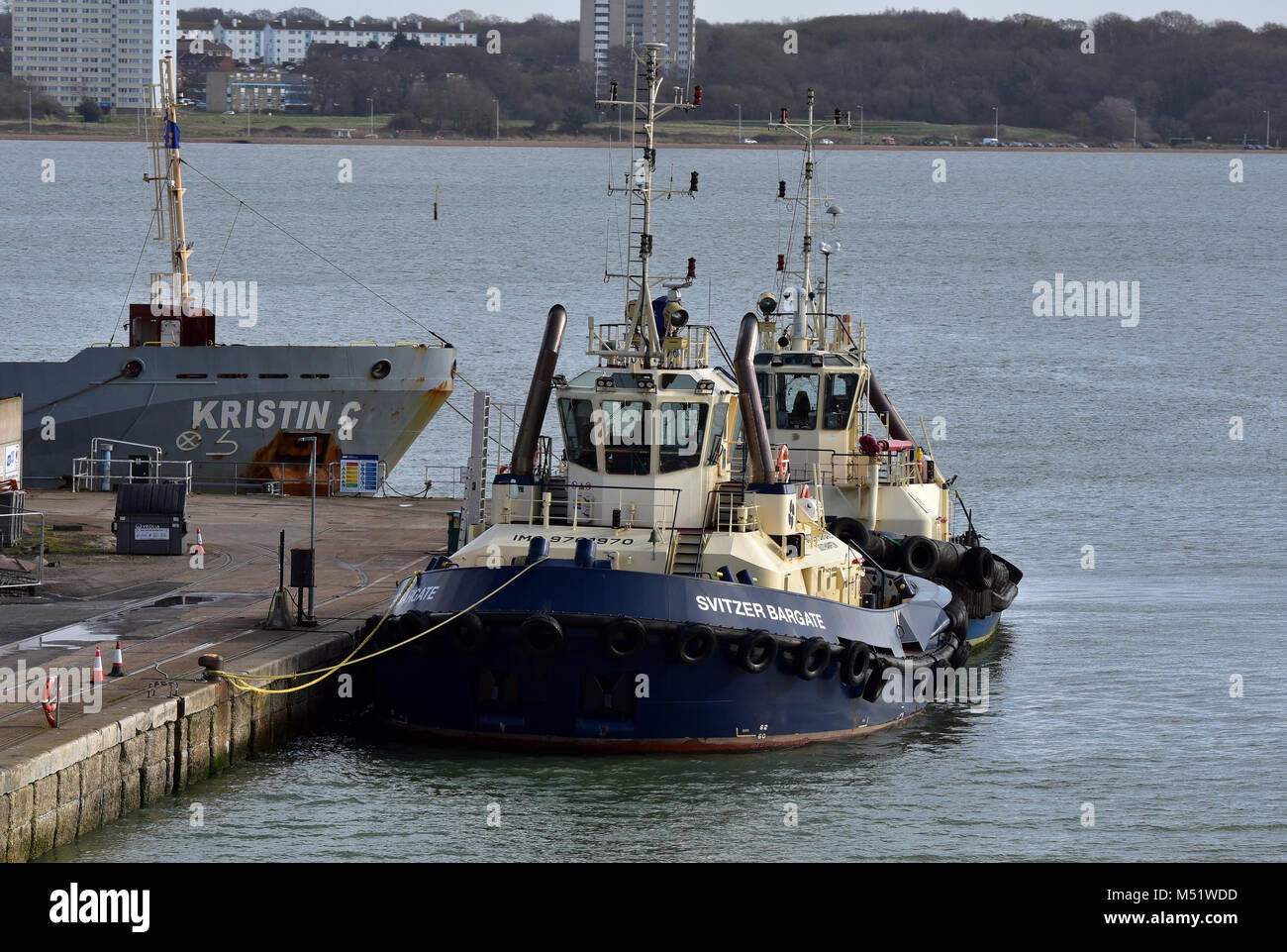 Schlepper neben am Dock Kopf im Hafen von Southampton Docks. Schlepp- und Anlegedienste Schiffe und Schiffe im Hafen oder Oase der Stadt Meer. Stockfoto