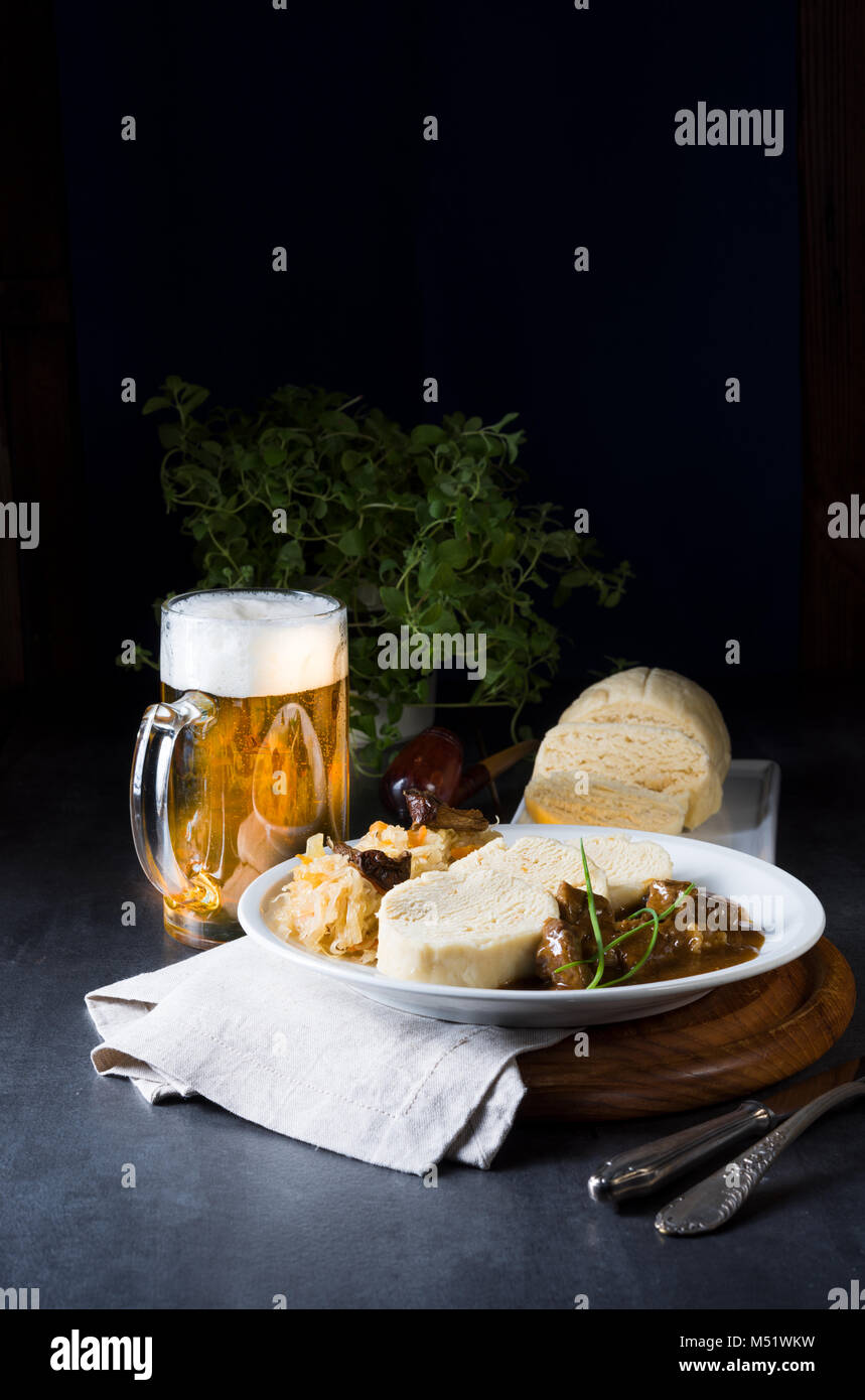 Original tschechische Knödel mit Gulasch Stockfoto