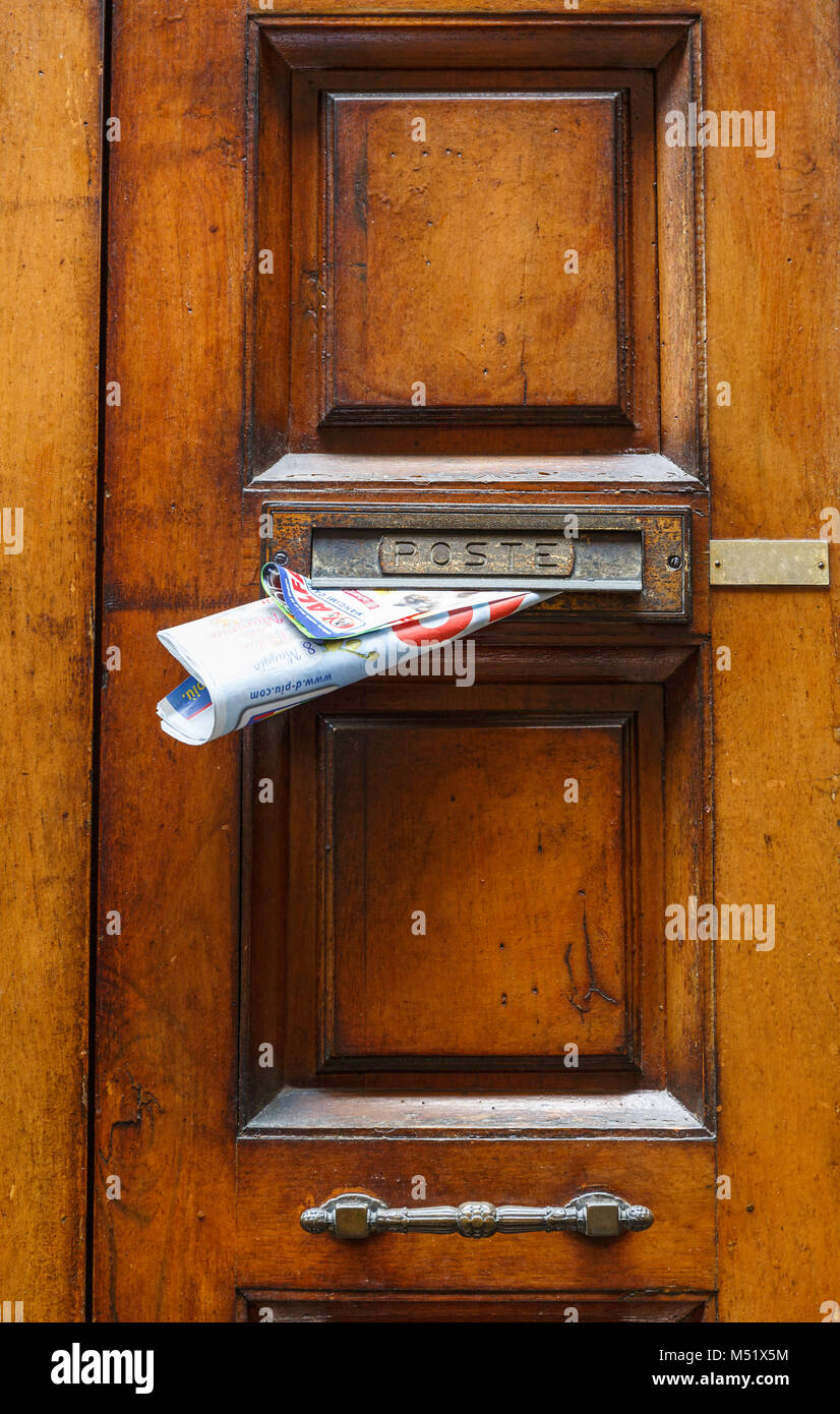 Im Briefkasten eine Tür mit Werbung Stockfoto