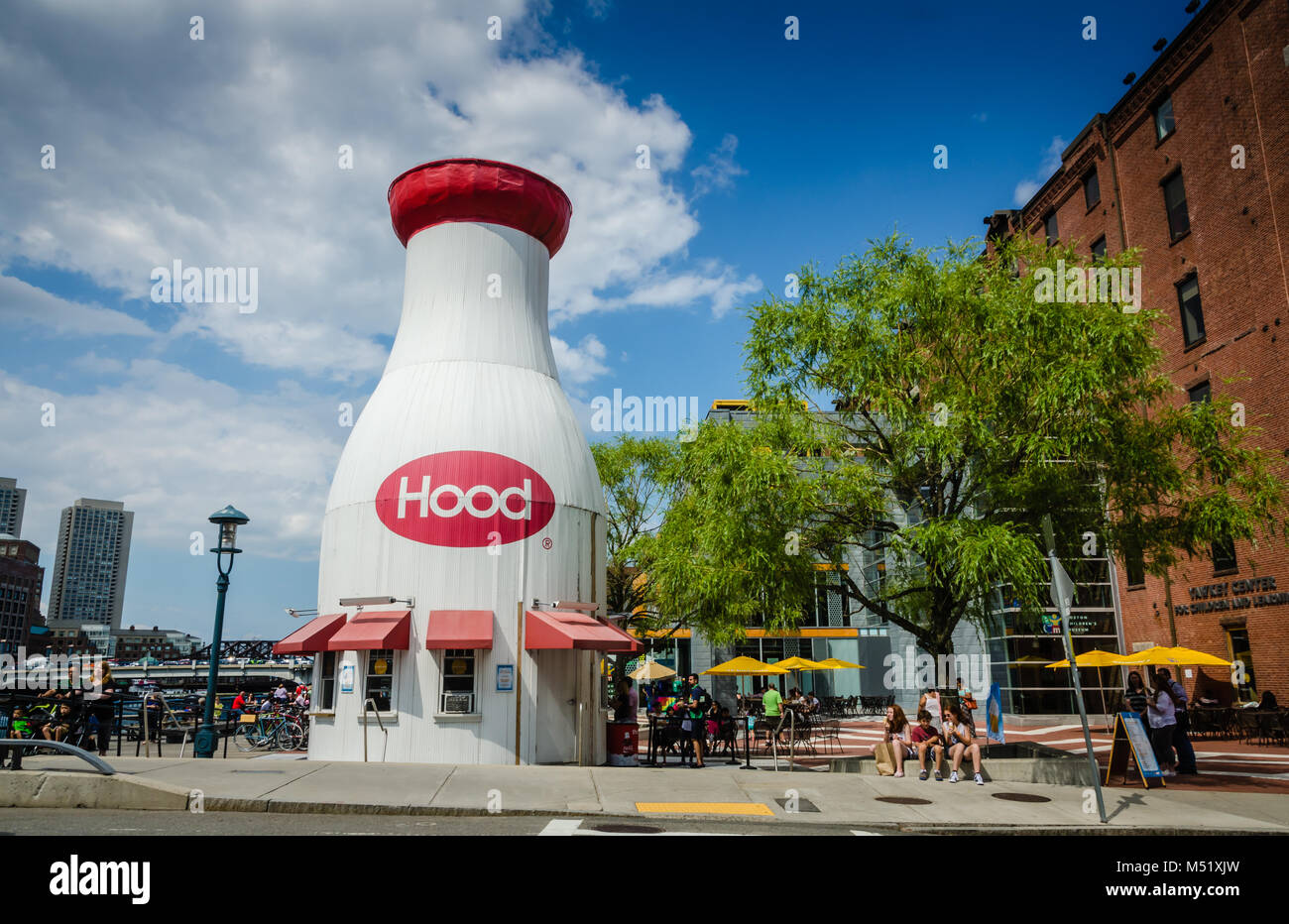 Die Haube Milchflasche ist ein Imbiss auf der Motorhaube Milchflasche Plaza vor Boston Children's Museum entfernt. Es hat an dieser Stelle sinc entfernt wurde Stockfoto