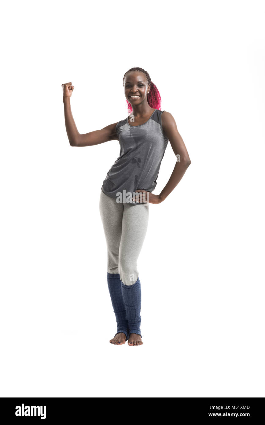 Voller Länge Körper der junge fröhlich lächelnde Frau in Sportbekleidung, isoliert auf weißem Hintergrund Stockfoto