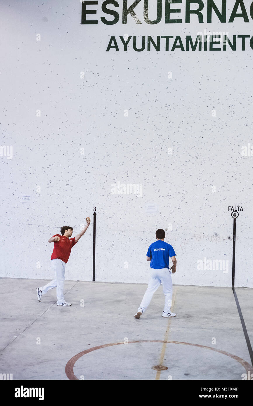 Zwei baskische Pelota Spieler Training bei Gericht, Pamplona, Navarra, Spanien Stockfoto