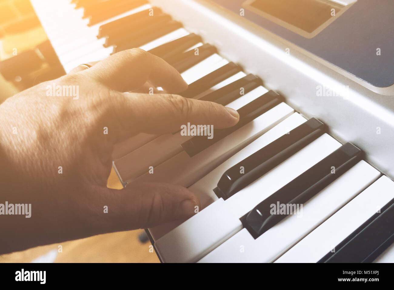 Musiker Klavier zu spielen. Getönten Bild. Stockfoto