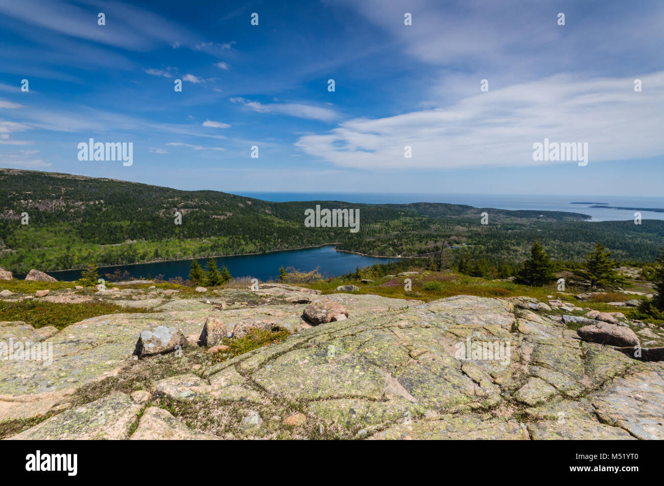 Jordan Teich ist ein Oligotrophen Tarn in Acadia National Park in der Nähe der Stadt Bar Harbor, Maine. Er umfasst 187 Hektar, mit einer maximalen Tiefe von 150 Fuß Stockfoto