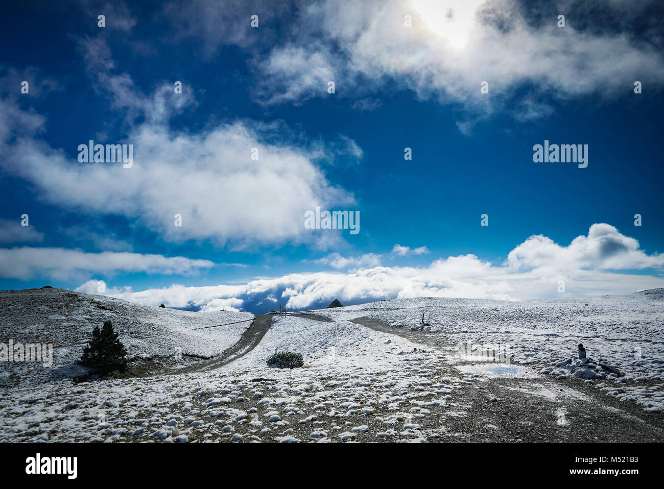 Sonnigen blauen Himmel über verschneite, gefroren Berglandschaft in den französischen Alpen Stockfoto