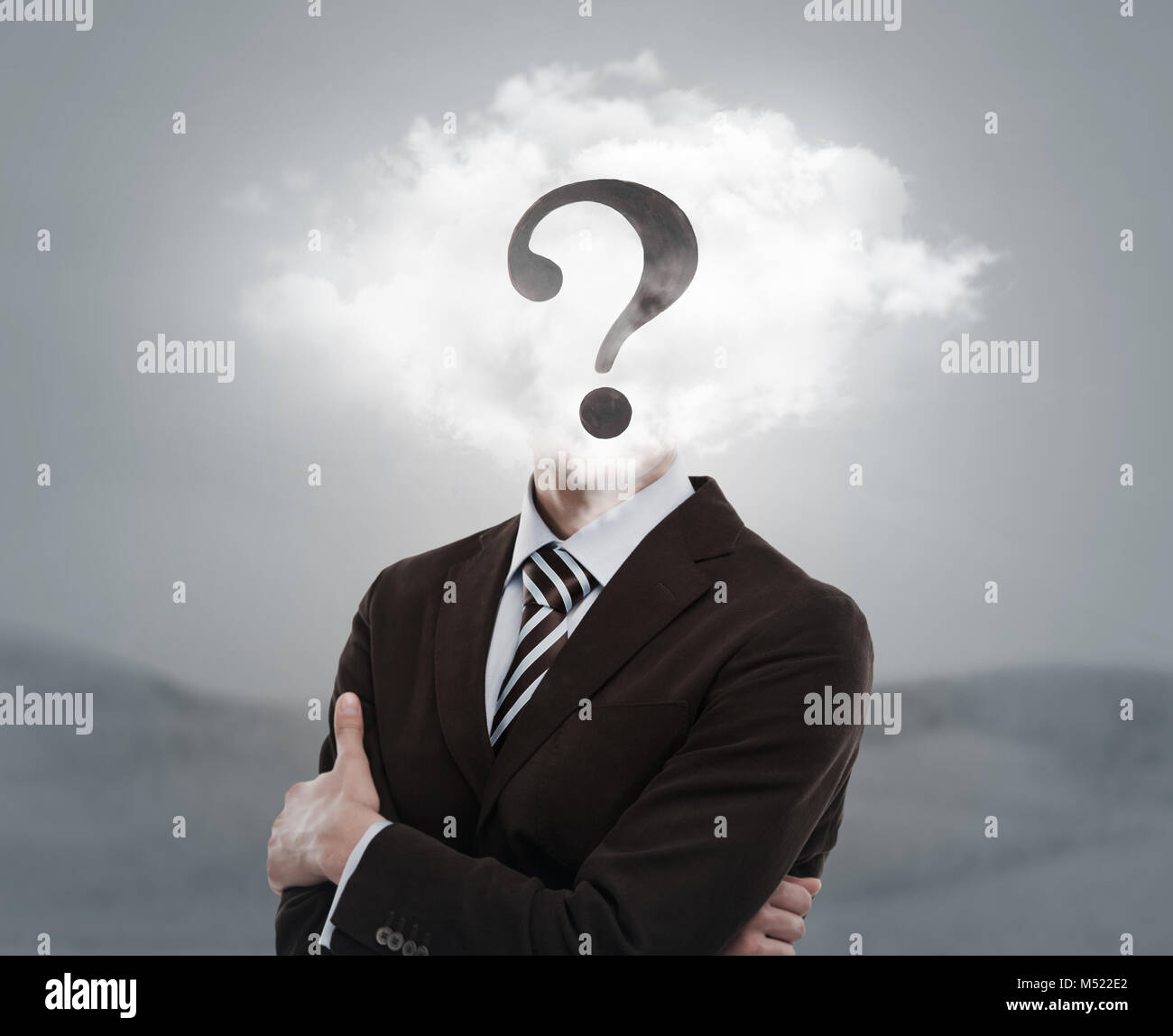 Junge Unternehmer mit dem Kopf in den Wolken und Fragezeichen Stockfotografie Alamy