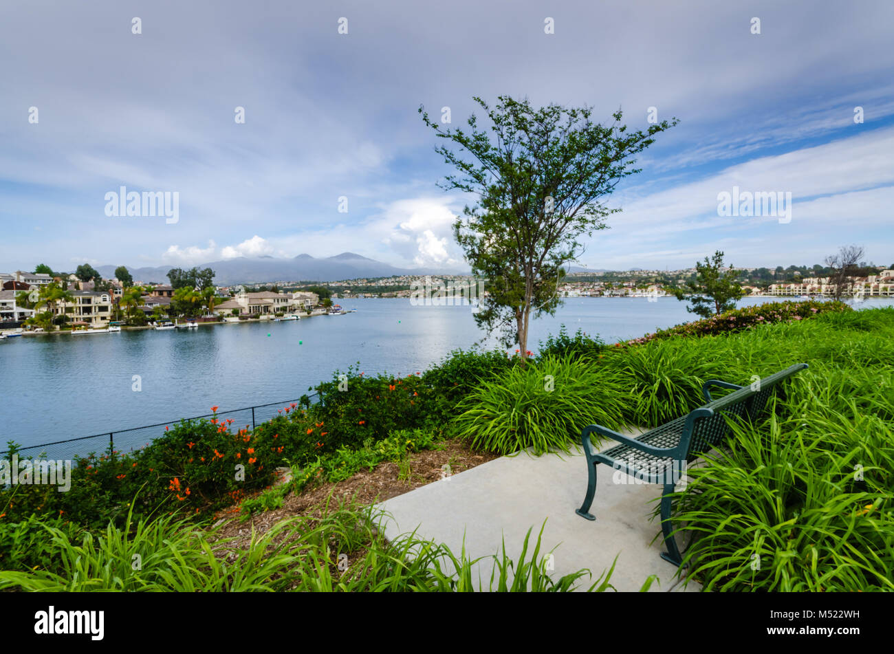 See Mission Viejo ist ein Reservoir für Erholung in Mission Viejo, Orange County, Kalifornien erstellt. Der Behälter wird durch einen earthfill dam Acro gebildet Stockfoto