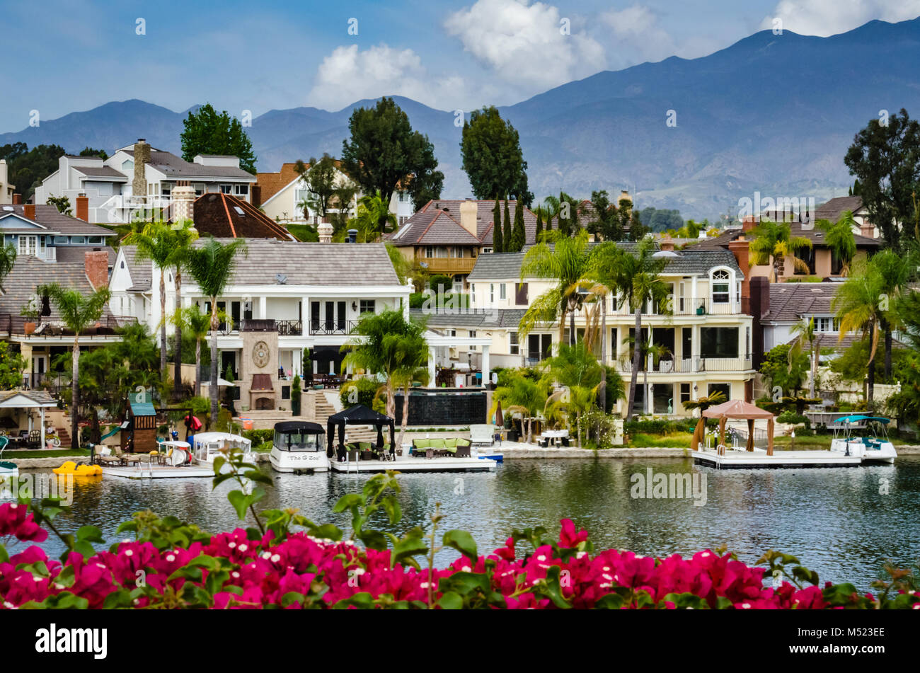 See Mission Viejo ist ein Reservoir für Erholung in Mission Viejo, Orange County, Kalifornien erstellt. Der Behälter wird durch einen earthfill dam Acro gebildet Stockfoto