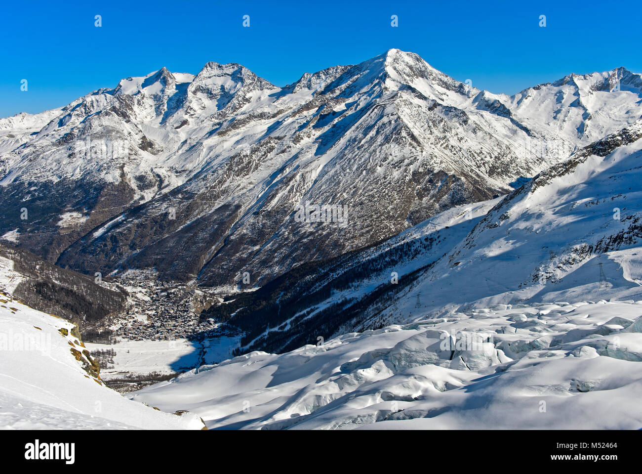 Blick von der Gebühr Gletscher ins Tal mit Wintersportort Saas-Fee, Wallis, Schweiz Stockfoto
