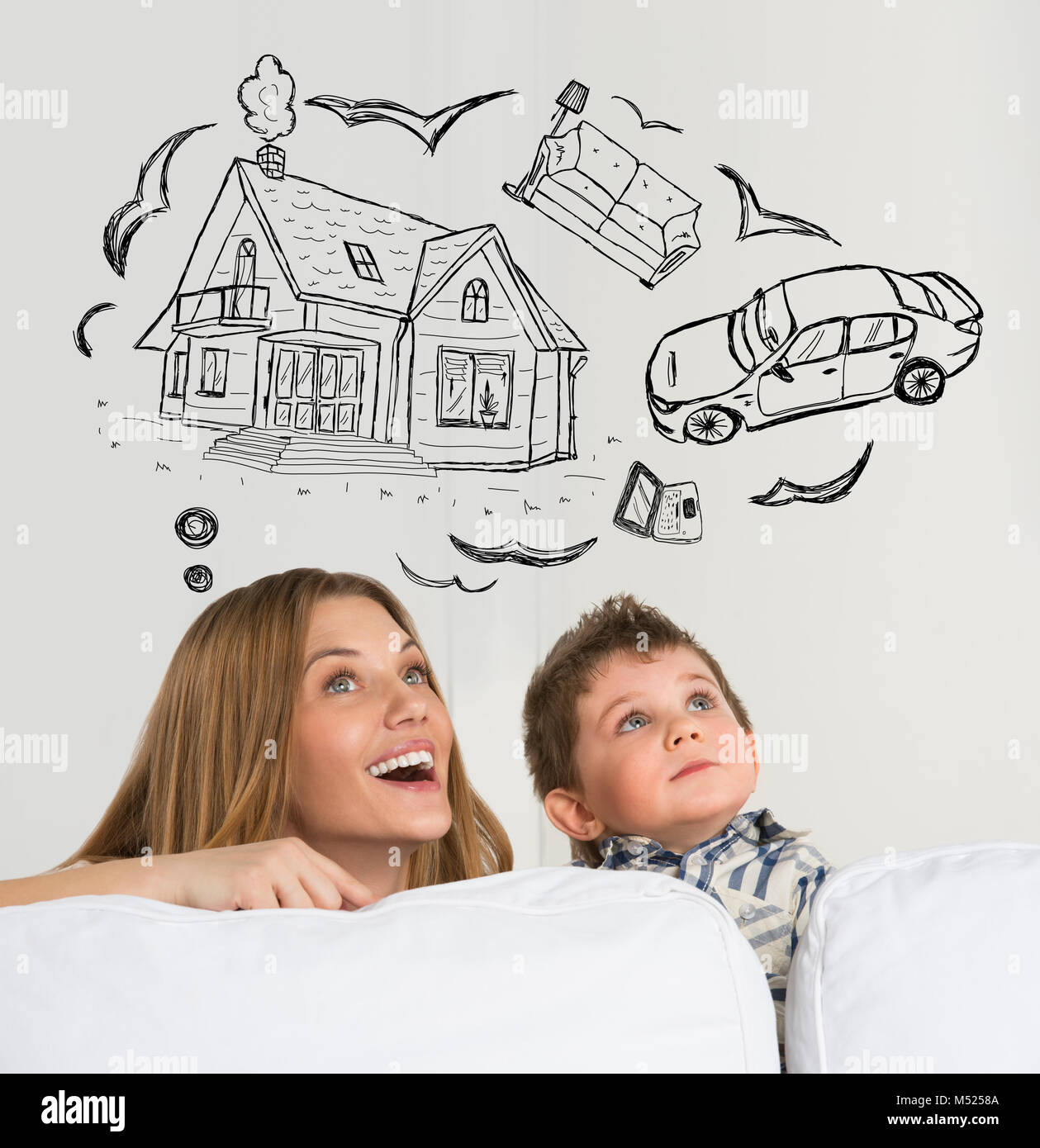 Hypothek und Kredit Konzept. Familie von Mutter und Kind Träumen über die Zukunft Stockfoto
