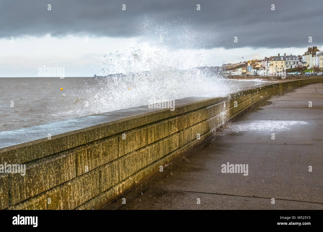 Wave Schrägstriche über eine Mauer in Herne Bay, Kent, Großbritannien an einem stürmischen windigen Tag winter Tag. Stockfoto