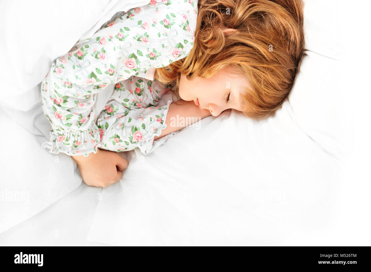 Closeup Portrait von entzückenden kleinen Mädchen in ihrem Bett ruhenden mit weißer Bettwäsche Stockfoto