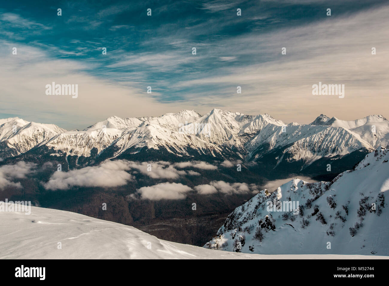 Panorama der Kaukasus Gebirge mit Ros Peak. In Richtung der südlichen Hang. Stockfoto
