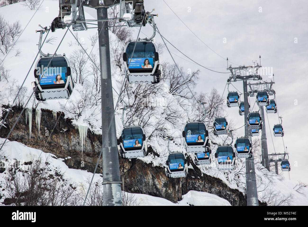 Sochi, Russland - 19. Februar 2018: Skilift in Rosa Khutor Alpine Resort Stockfoto