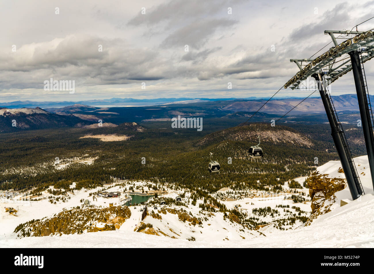 Gondelbahn fahren mit Blick auf die Sierra Berge und Behälter in Mammoth Ski Resort in Mammoth Lakes, California. Stockfoto
