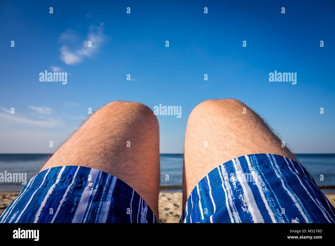 Beine von Urlauber am Strand Stockfoto