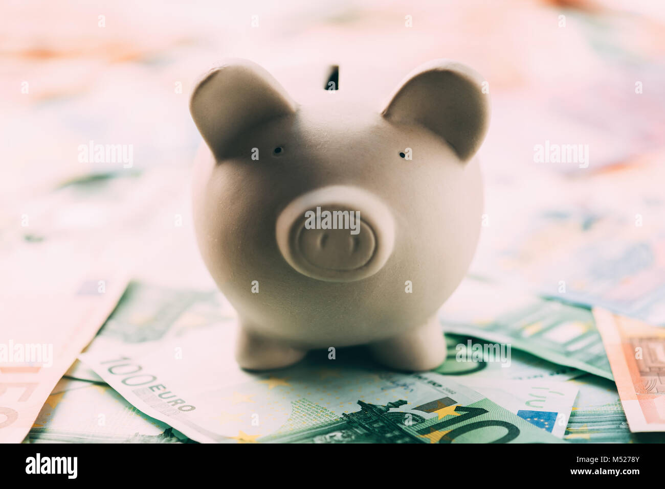 Piggy Kässeli mit Euro-bargeld Stockfoto