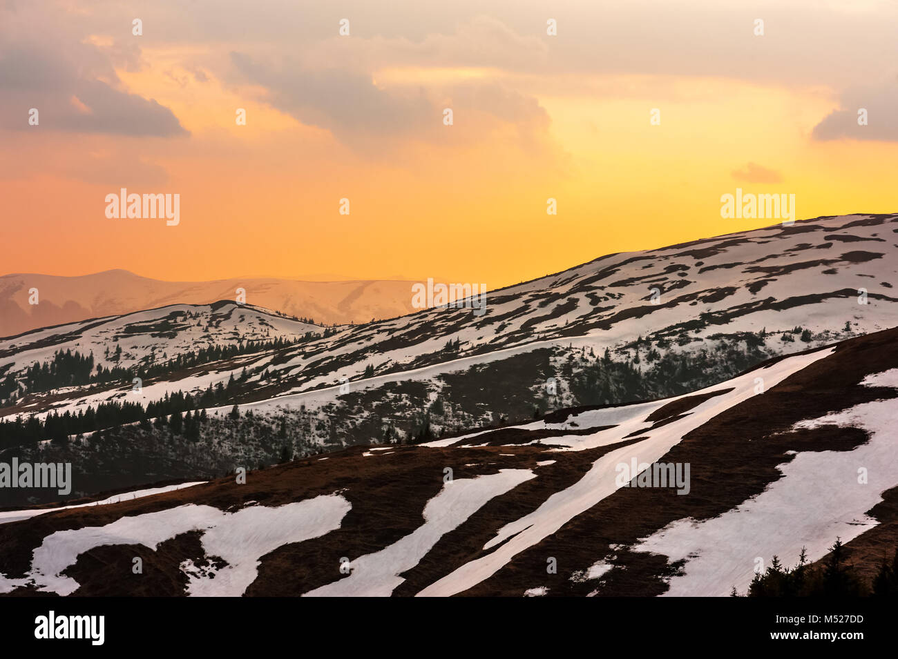 Fantastische frühling landschaft mit Schnee berg Stockfoto