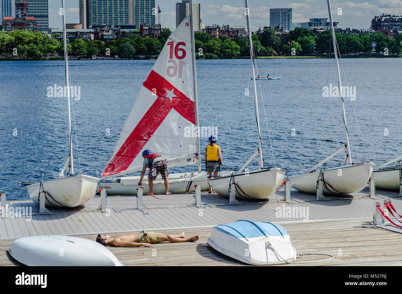 Seit 1935, der mit Segeln Pavillon wurde, wo Tausende in Boston haben gelernt und perfektioniert Segeln und Racing auf den Charles River. Stockfoto