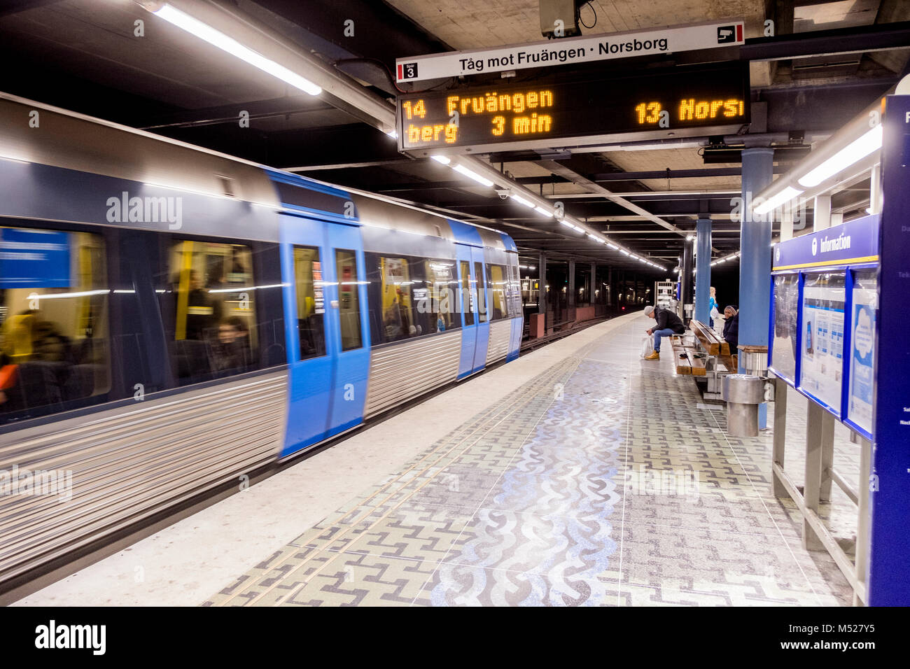 Stockholmer U-Bahn station mit dem Zug, Stockholm, Schweden Stockfoto
