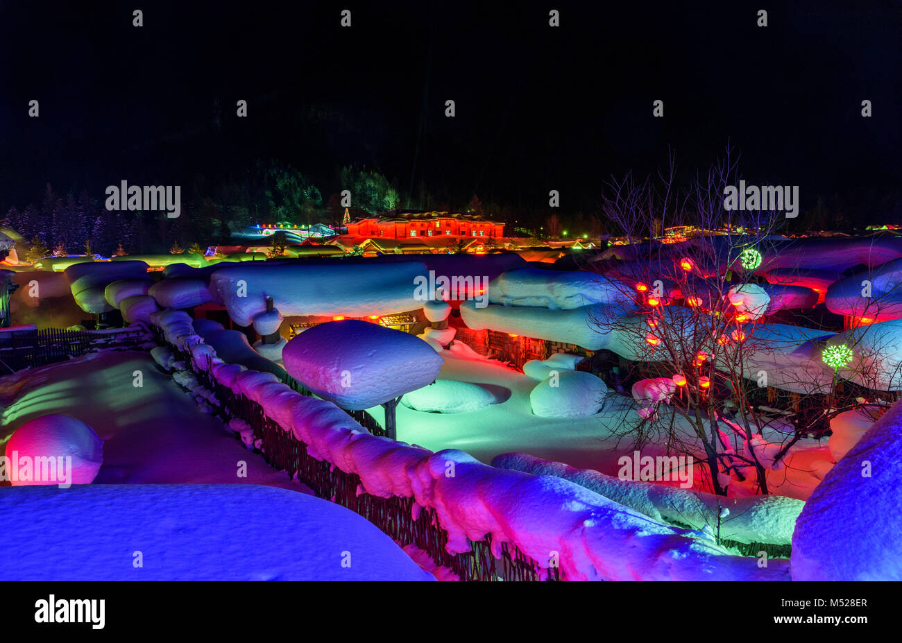 Schnee Stadt, Xue Xiang in Heilongjiang, bietet China Chinas wirklich Winter Wonderland. Nachts Licht gibt es eine ganz neue Perspektive und Ehrfurcht Stockfoto