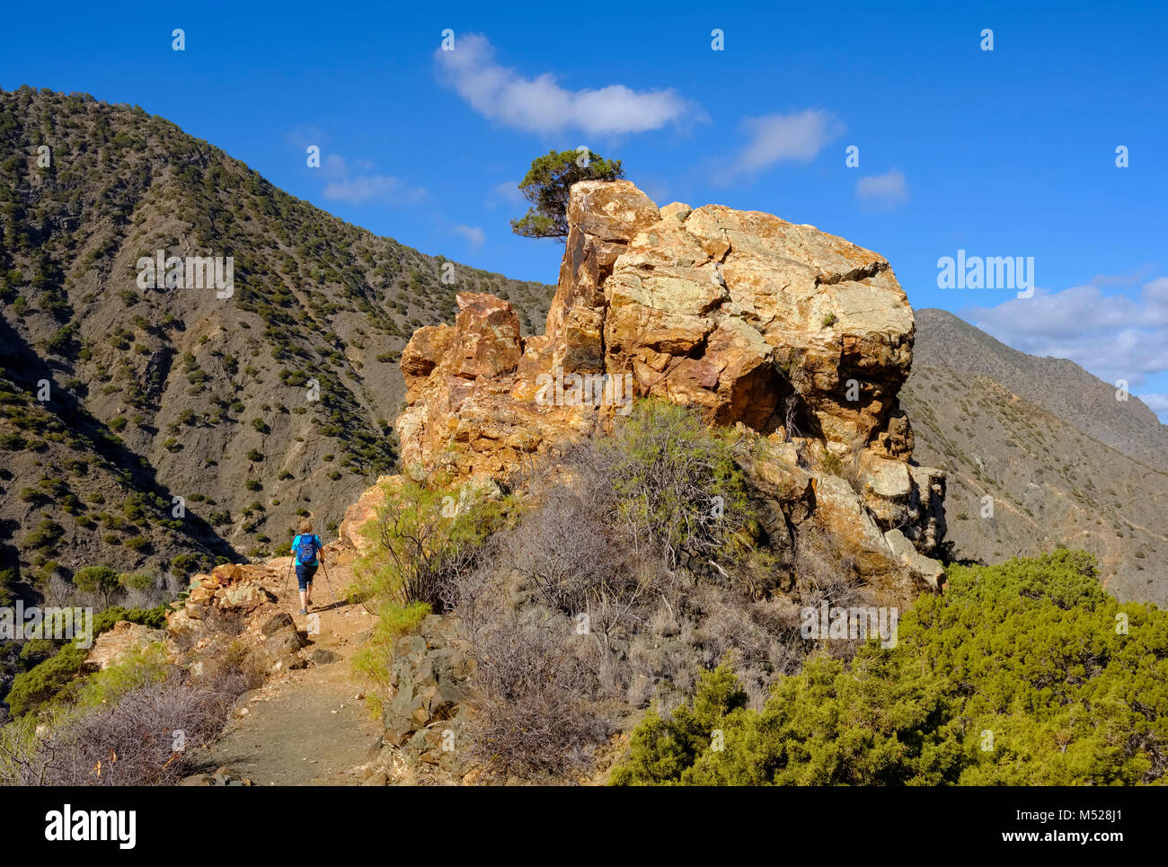 Felsformation, Frau Wandern auf der Spur, in der Nähe von Vallehermoso Tamargada, La Gomera, Kanarische Inseln, Spanien Stockfoto