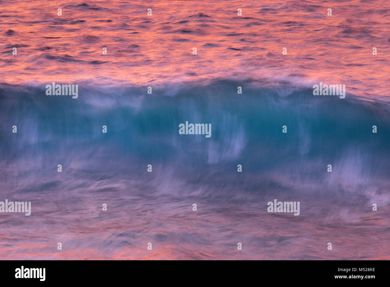 Verschwommen sea wave im Abendlicht, Valle Gran Rey, La Gomera, Kanarische Inseln, Kanarische Inseln, Spanien Stockfoto