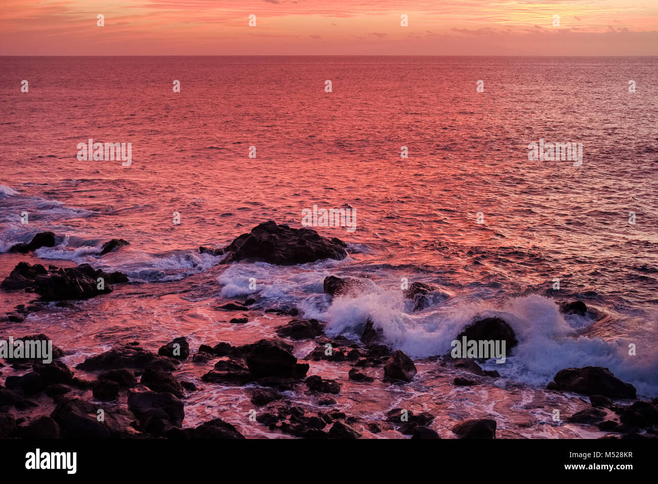 Sonnenuntergang auf der felsigen Küste, Atlantik, La Gomera, Kanarische Inseln, Kanarische Inseln, Spanien Stockfoto