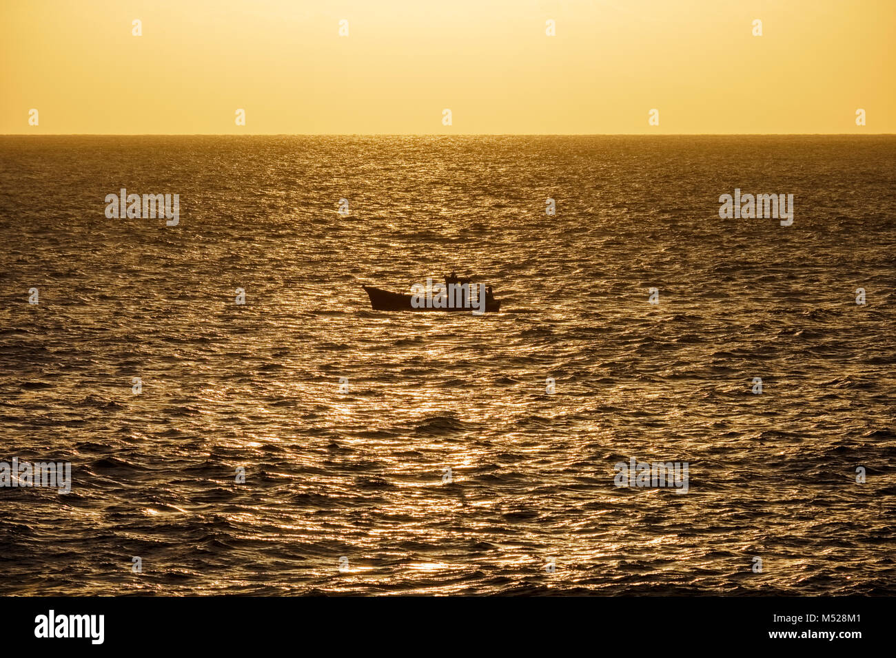 Fischerboot am Meer im Abendlicht, Atlantik, La Gomera, Kanarische Inseln, Kanarische Inseln, Spanien Stockfoto
