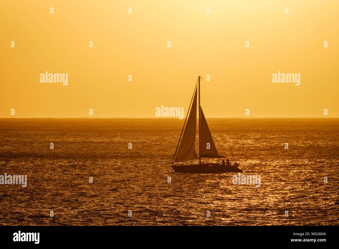 Segelboot auf das Meer im Abendlicht, Atlantik, La Gomera, Kanarische Inseln, Kanarische Inseln, Spanien Stockfoto