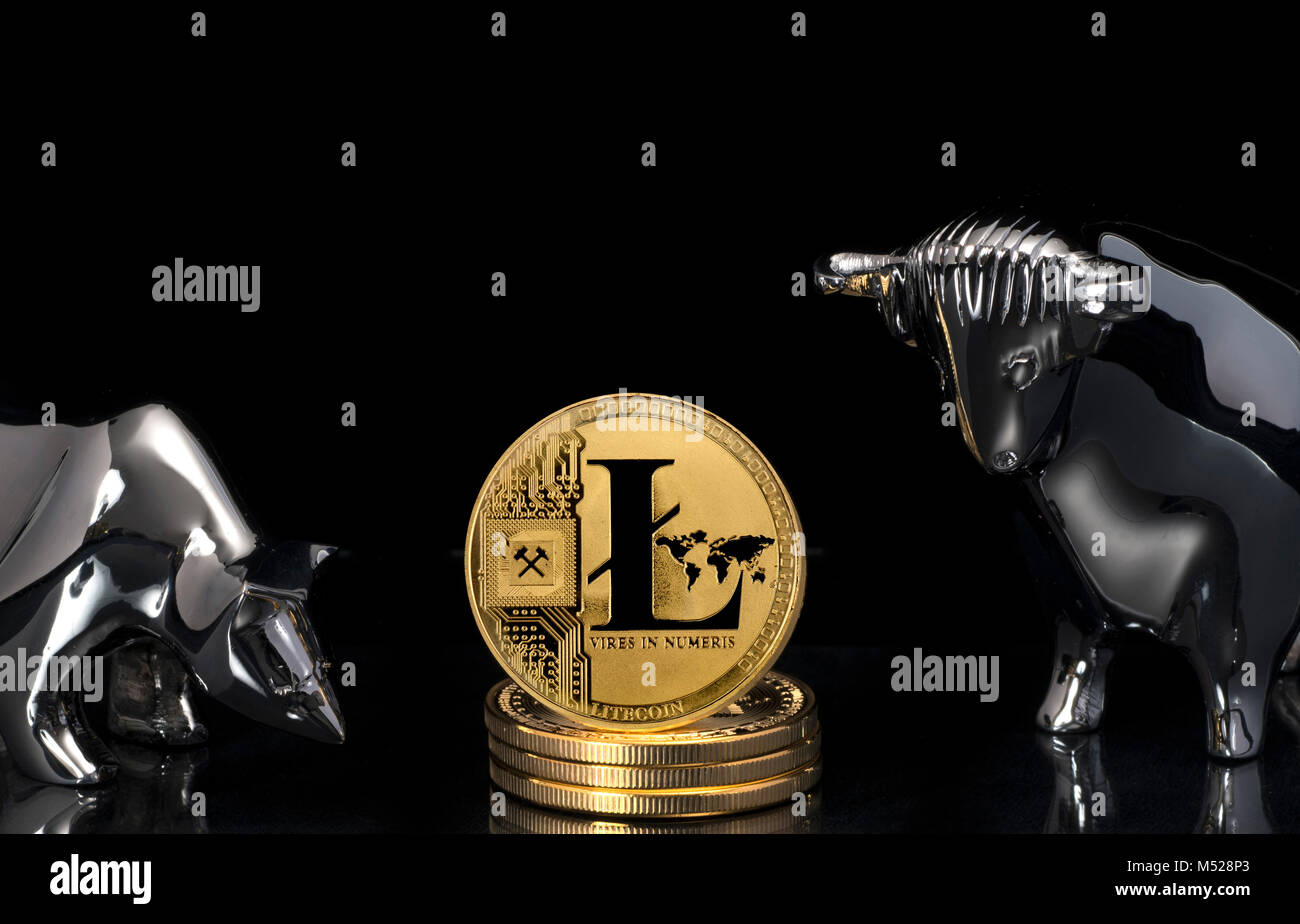 Symbol Bild Aktienkurs, Cryptocurrency, digitale Währung, goldene Münze Litecoin, Bull und Bear Stockfoto