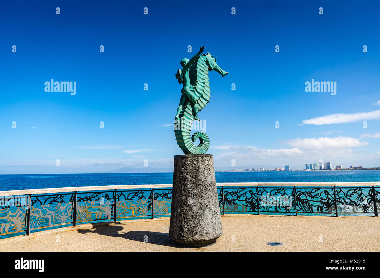 Iconic Grünspan grün Bronze Skulptur mit dem Titel "Der Junge auf der Seepferdchen" von Rafael Zamarripa auf artwalk entlang der Malecon in Puerto Vallarta. Stockfoto