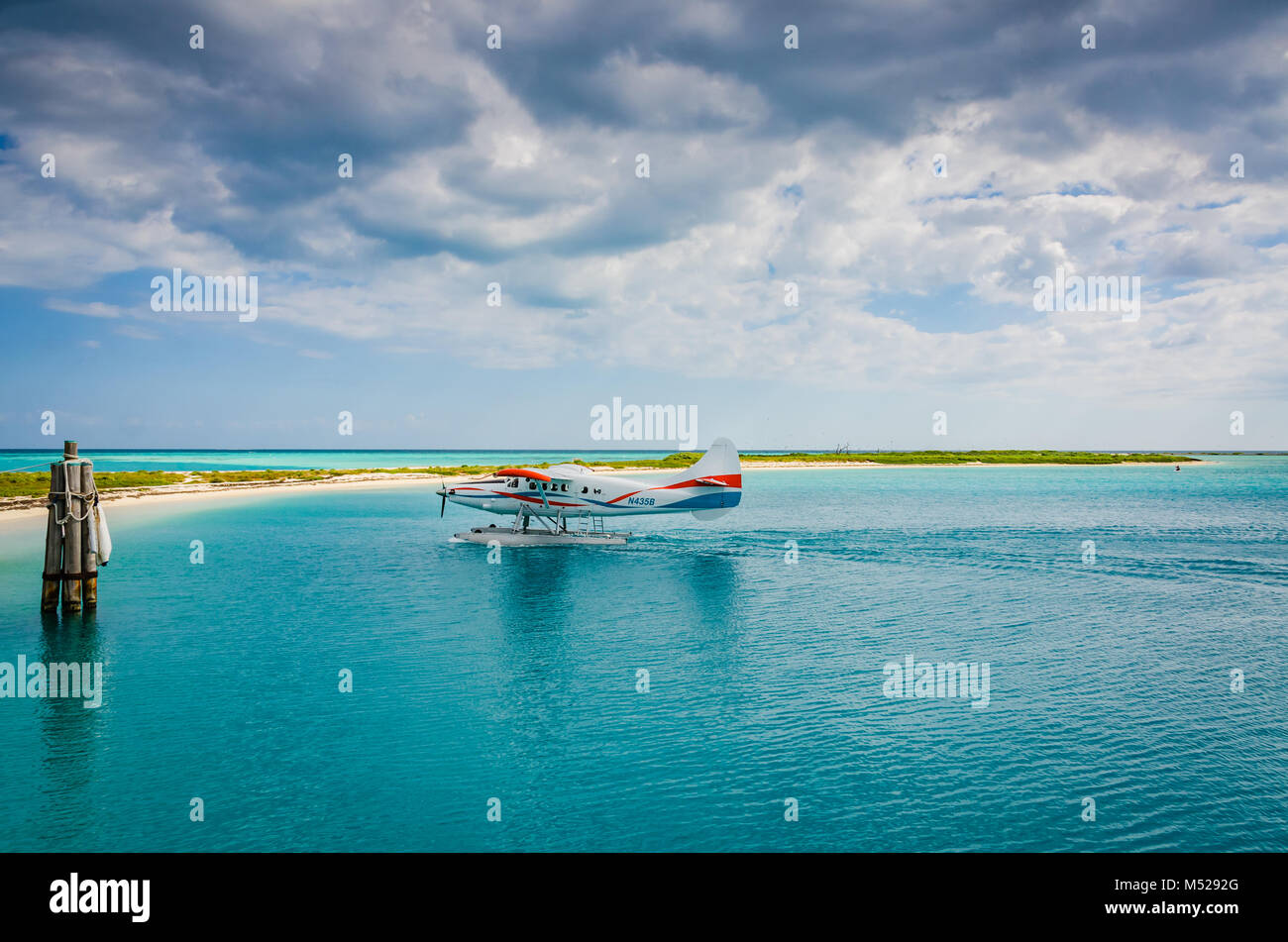 Wasserflugzeug landet auf das Meer am Strand strip an Dry Tortugas National Park in den Florida Keys. Stockfoto