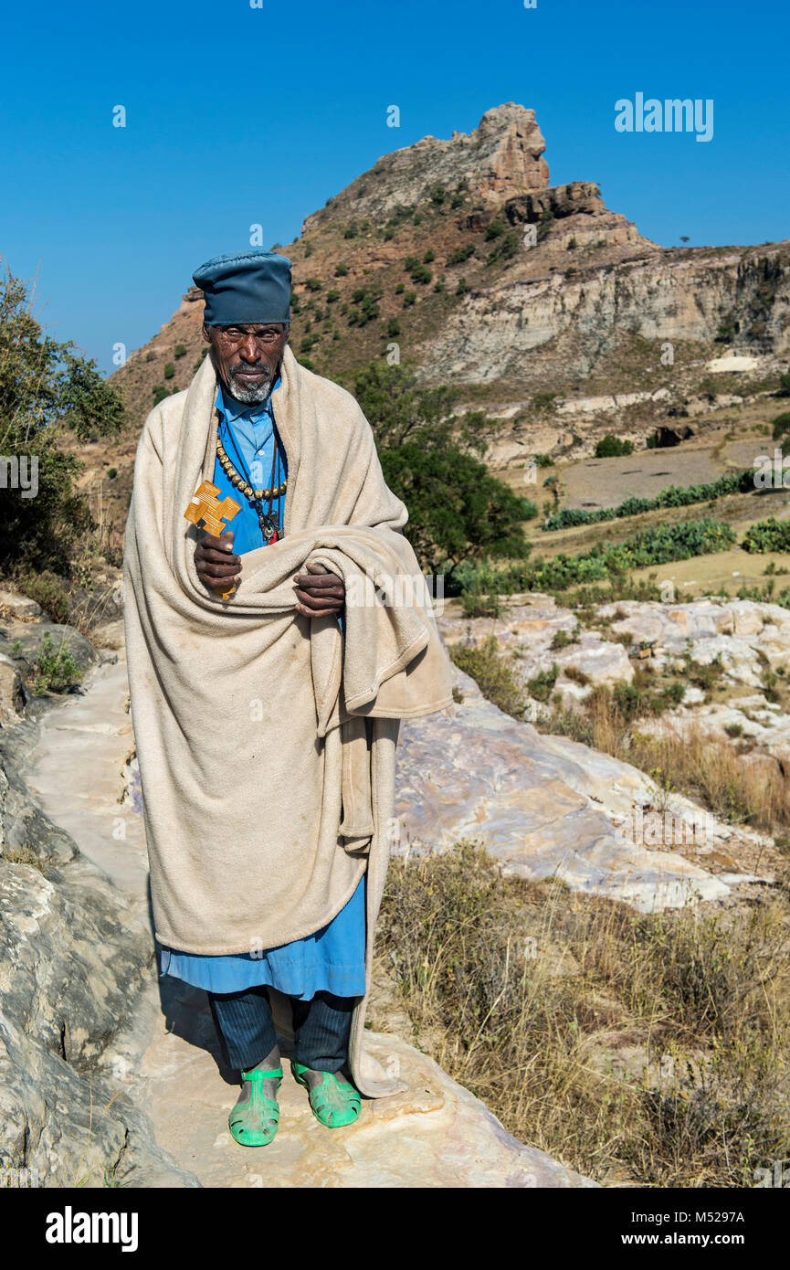 Orthodoxe Priester der monolithische Kirche Daniel Korkor, Gheralta Berge, Tigray, Äthiopien Stockfoto