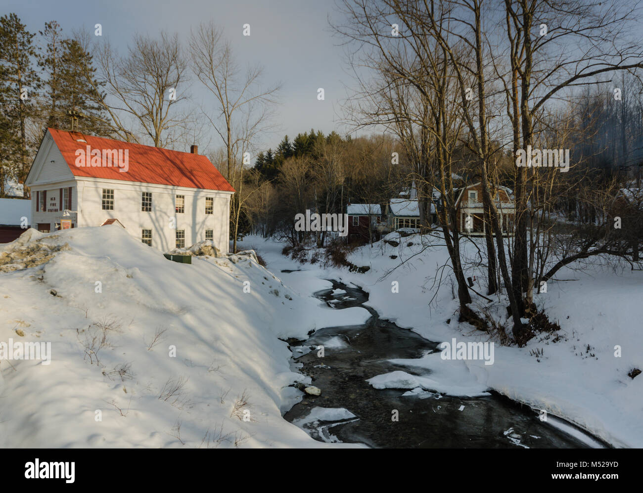 Gefrorene Winterlandschaft in Grafton, Vermont umfasst Saxton Fluss Creek und der alten Feuerwache. Stockfoto
