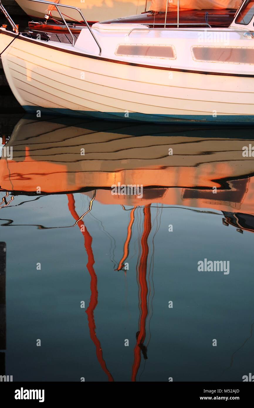 Die Boote sind im Wasser spiegelt Stockfoto