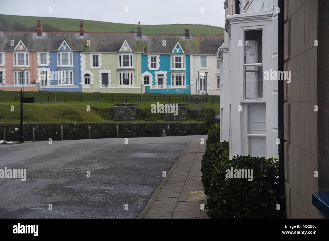 Aberaeron twon West Wales an einem bewölkten Tag im Februar. Stockfoto