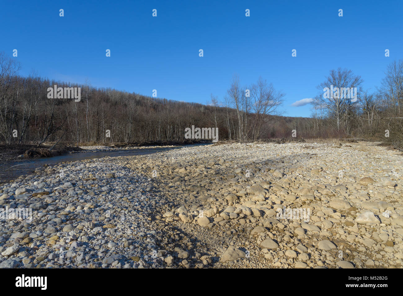 Die Küste des Berg River, mit Steinen übersät. Stockfoto