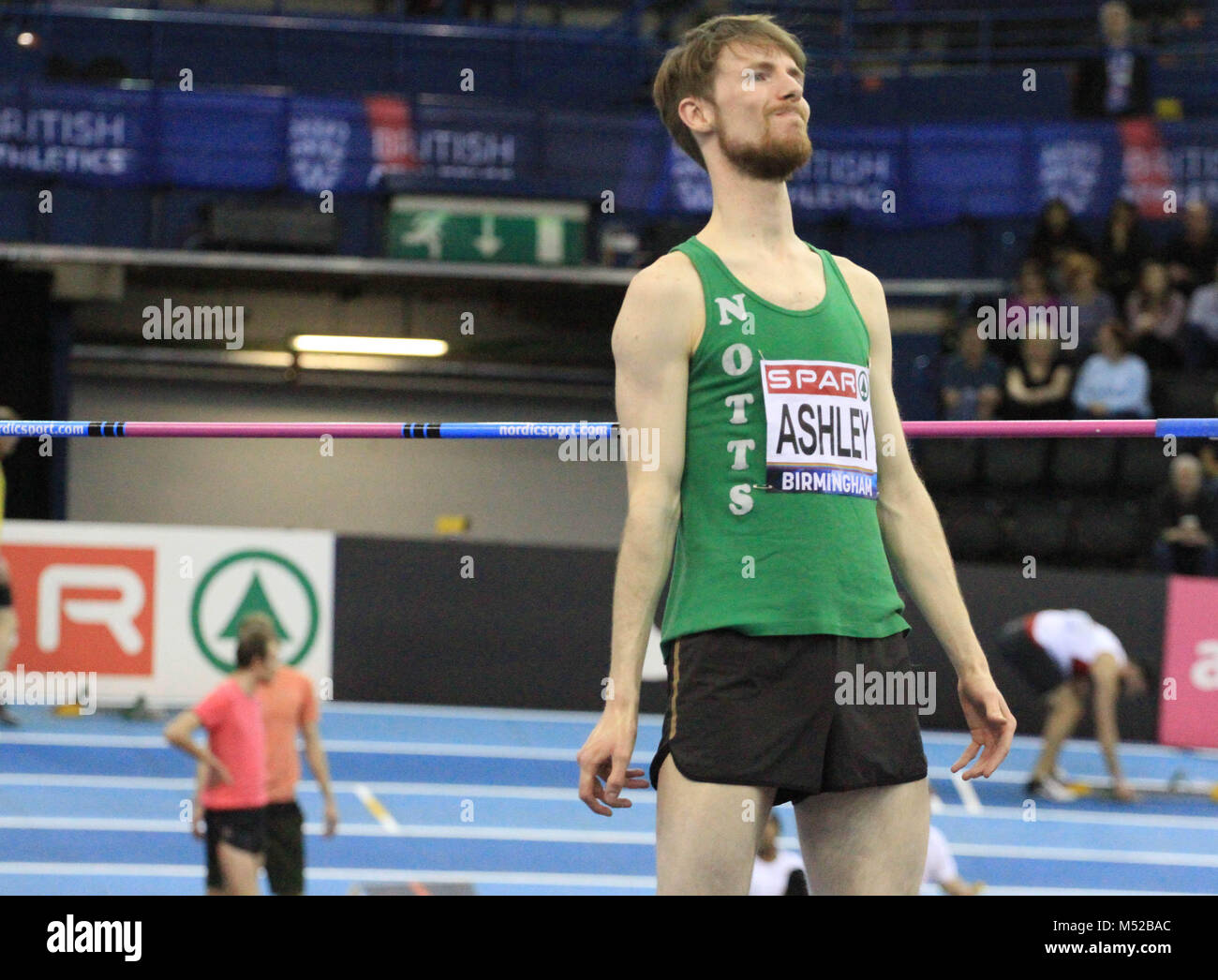 Von Sheffield Matthew Ashley blickt in die Menge nach seinem Sprung am britischen Indoor Championships in Birmingham. Stockfoto
