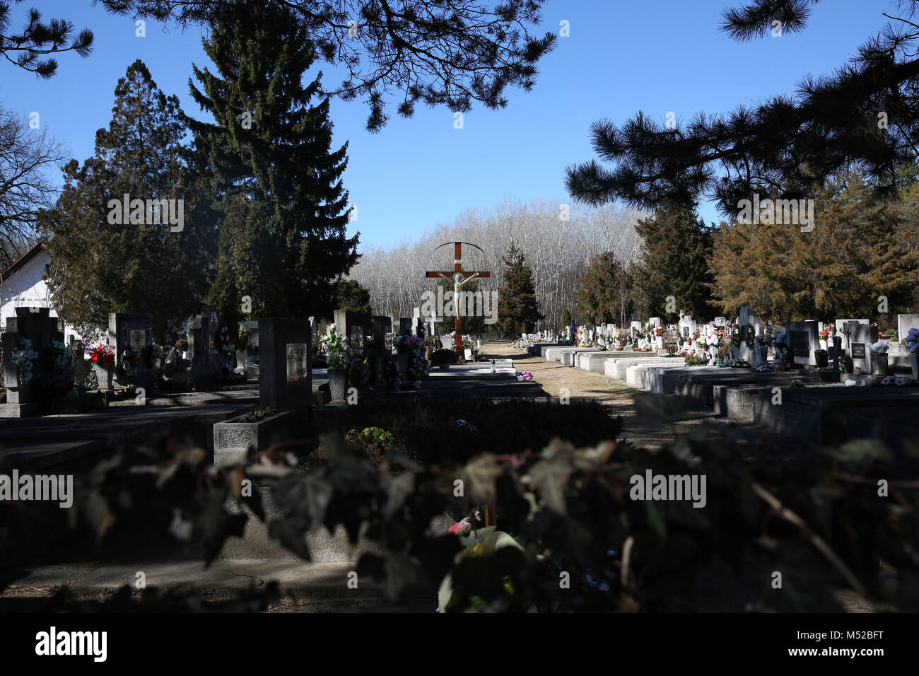 Ein Friedhof in Asotthalom, der ungarischen Stadt, deren weit rechts Bürgermeister kurz verboten "homosexuelle Propaganda" und der Ruf zum Gebet. Stockfoto