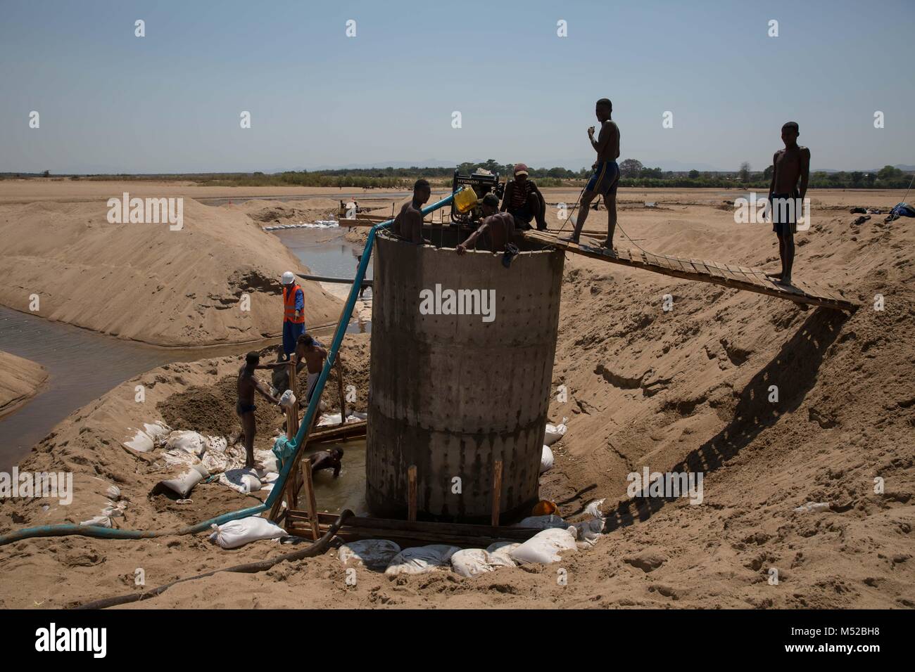 Männer arbeiten auf eine neue Pipeline finanziert durch Unicef und das madagassische Ministerium für Gewässer, die hoffentlich Wasser wird auf 46.000 Menschen im Süden des Landes bringen. Die Menschen in Madagaskar wurde mit Blick auf die Wasserversorgung Ausgaben für viele Jahr aufgrund fehlender Infrastruktur und Investitionen in die Wasserversorgung. Stockfoto