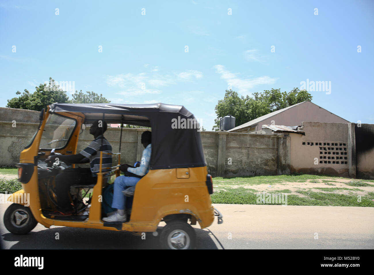 Ein lokales Taxi fährt in Maiduguri, der Stadt, geboren militante islamische Gruppe Boko Haram. Stockfoto