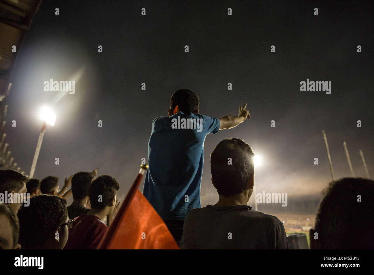 Ein Junge macht ein Friedenszeichen aus der steht in Tishreen Stadion, während der Endrunde des Syrischen Schale, Oktober 2017. Die syrischen Fußball WM-Finale wurde zwischen Al-Wahda und Al-Karamah Fußball-Mannschaften gespielt. Trotz des anhaltenden Konflikts in der vom Krieg zerrissenen Land, in Syrien, dem syrischen Fußball Cup fand in der Hauptstadt Damaskus, die unter der syrischen Regierung Steuerung ist mit vielen einheimischen Fußball-Fans das Match besucht. Stockfoto