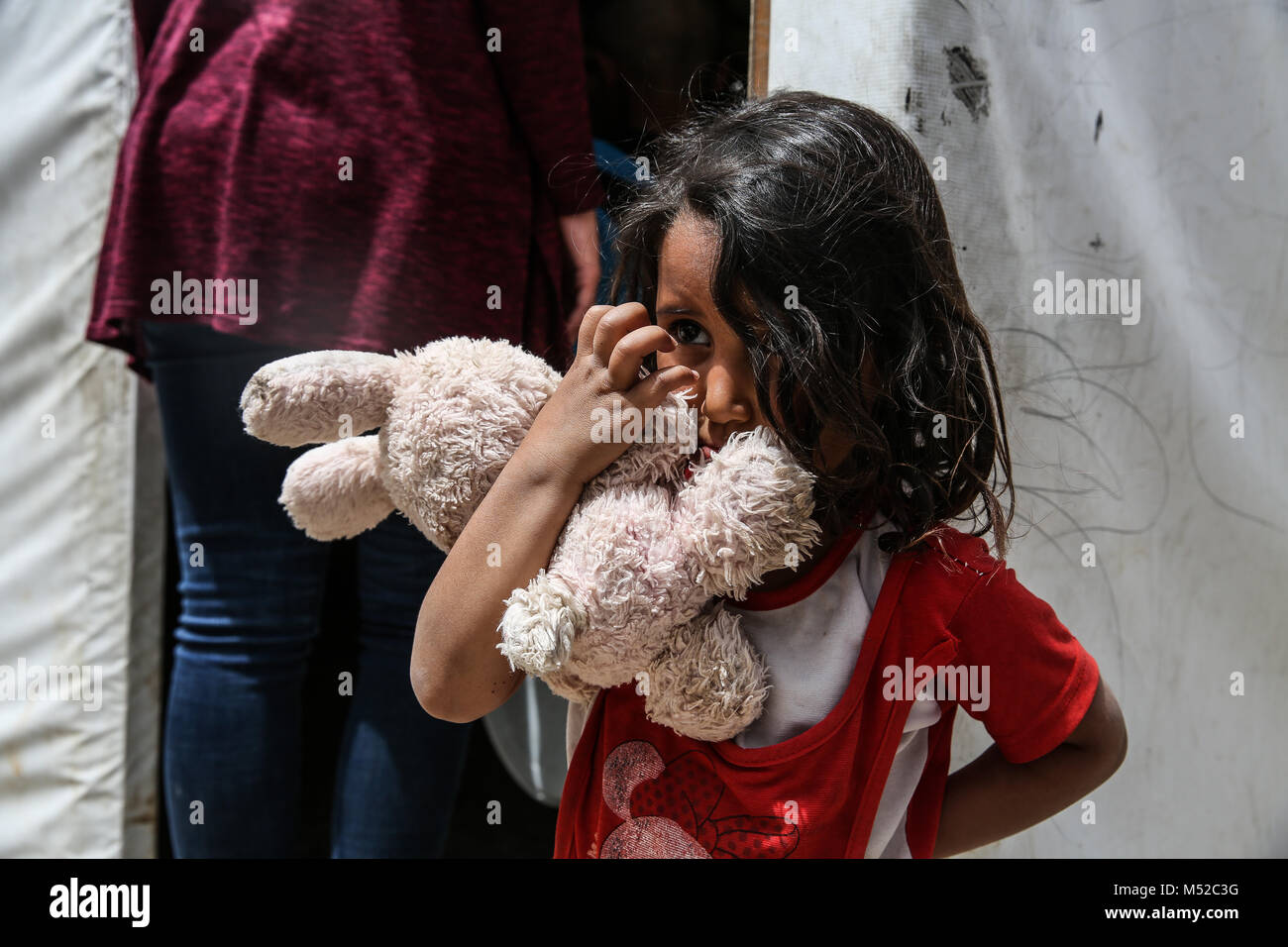 Eine syrische Mädchen umarmt einen ausgestopften Kaninchen in einem Flüchtlingslager im Bekaa-tal. Mehr als eine Million Syrer in den Libanon geflohen, nachdem die syrischen Krieg in 2011 begonnen. Stockfoto